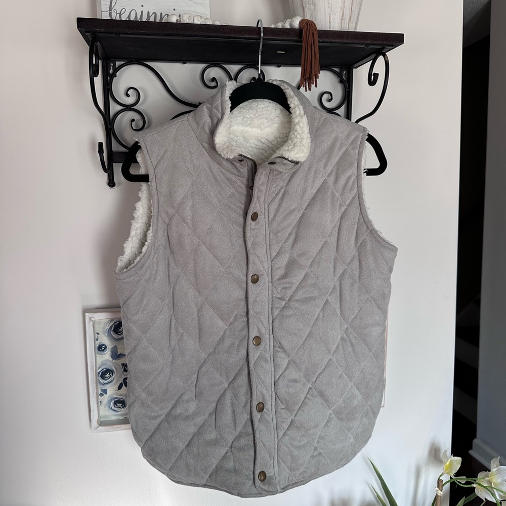 🎯 Quilted Gray Vest with Sherpa Lining